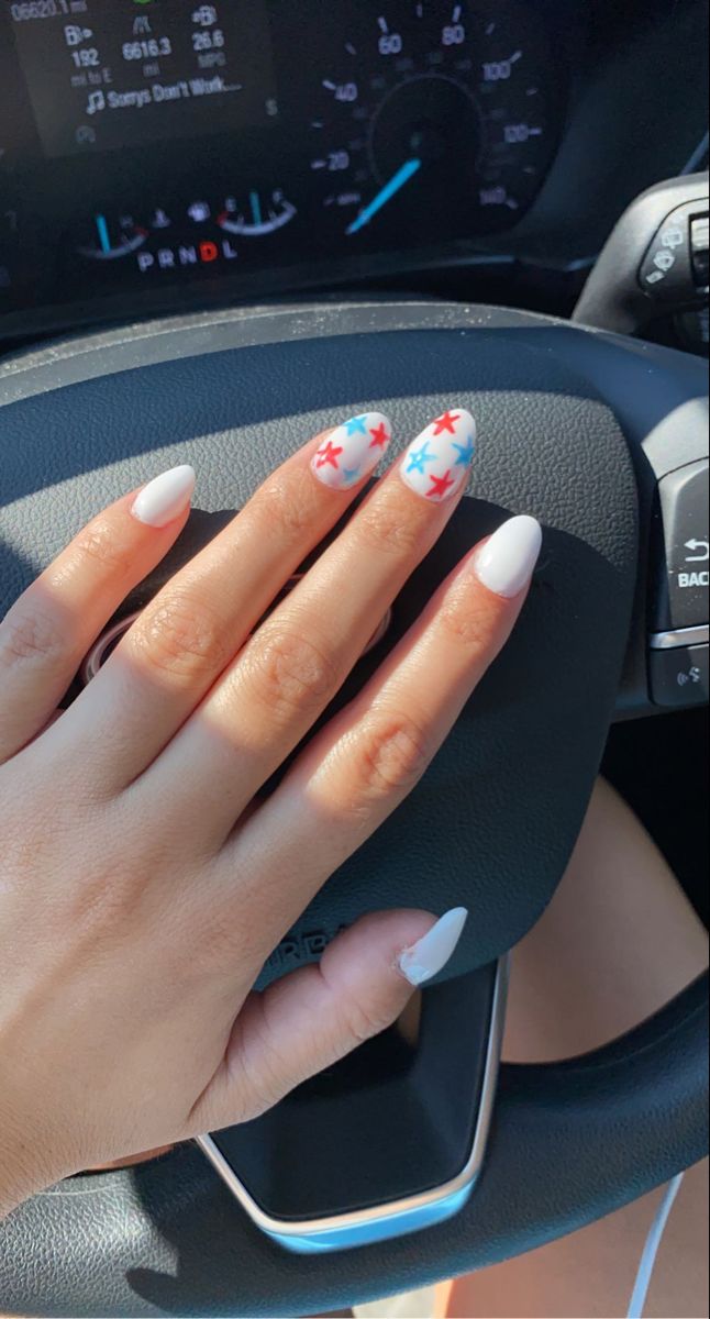 East Fourth Of July Nails, Nails Acrylic 4th Of July Simple, Summer Fourth Of July Nails, White Fourth Of July Nails Simple, Fourth Of July Nails White Base, White Nails With Red And Blue, Simple 4tg Of July Nails, Cute Nail Ideas 4th Of July, White Forth Of July Nails