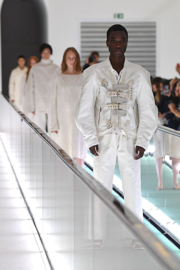 A model protested Gucci’s straitjacket “fashion” while still on the runway Straitjacket Aesthetic, Straitjacket Fashion, Stray Jacket, Protest Fashion, Zombie Ballerina, White Linen Jumpsuit, Utility Wear, 00s Nostalgia, Spine Surgery