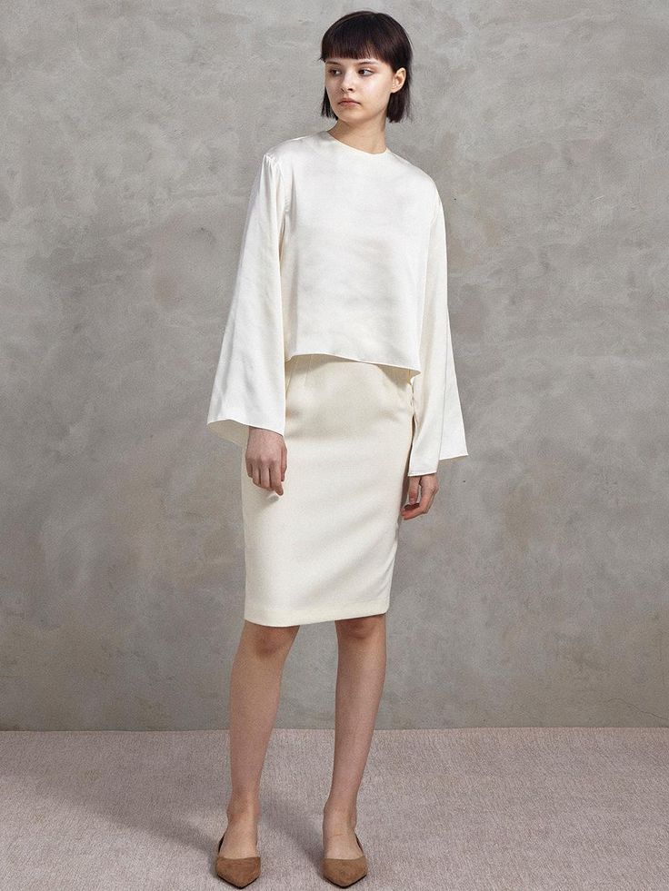 Composition : polyester 100%Color : WhiteCountry of Origin : Republic of Korea Cream Silk Top For Workwear, White Cropped Top For Formal Occasions, Evening Blouse With Structured Shoulders For Spring, Silk Cream Top For Office, White Silk Blouse For Office, Cream Silk Top For Office, Elegant Summer Blouse With Structured Shoulders, Elegant Spring Blouse With Structured Shoulders, Chic Cream Tops With Blouson Sleeves