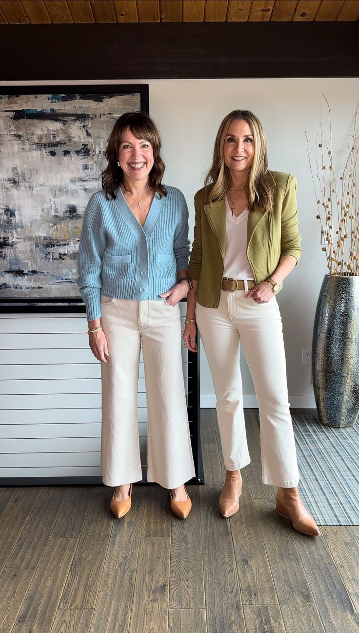 white jeans outfits for spring Womens Cream Pants Outfit, Cream Crop Jeans Outfit, White Cropped Jeans Outfit Winter, Ecru Wide Leg Jeans Outfit, Off White Jeans Outfit Women, White Jeans Outfit 2024, What To Wear With Cream Jeans, How To Style Cream Jeans, Cream Jeans Outfit Spring