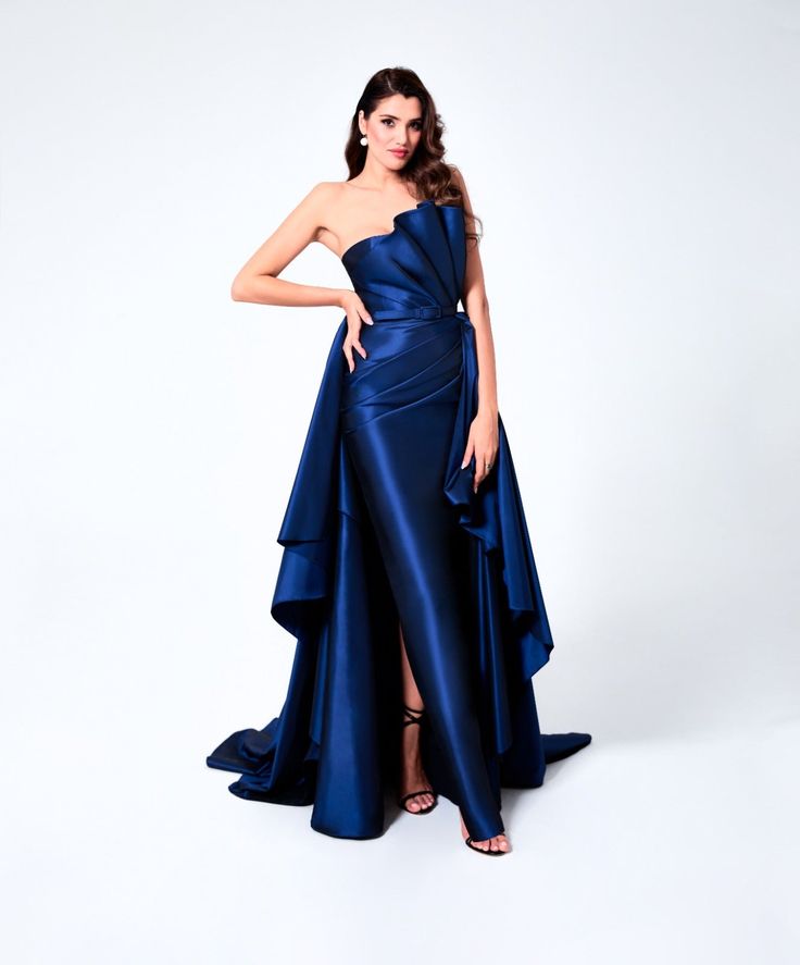 Discover our stunning slit dress for women—the ideal blend of style and comfort. Shop now for a skirt dress with a bias cut, perfect for a party outfit. Long Elegant Dresses, Mnm Couture, Straight Across Neckline, Plastic Dress, Sleeveless Gown, Blue Gown, Pleated Bodice, Dress Cover, Long Gown