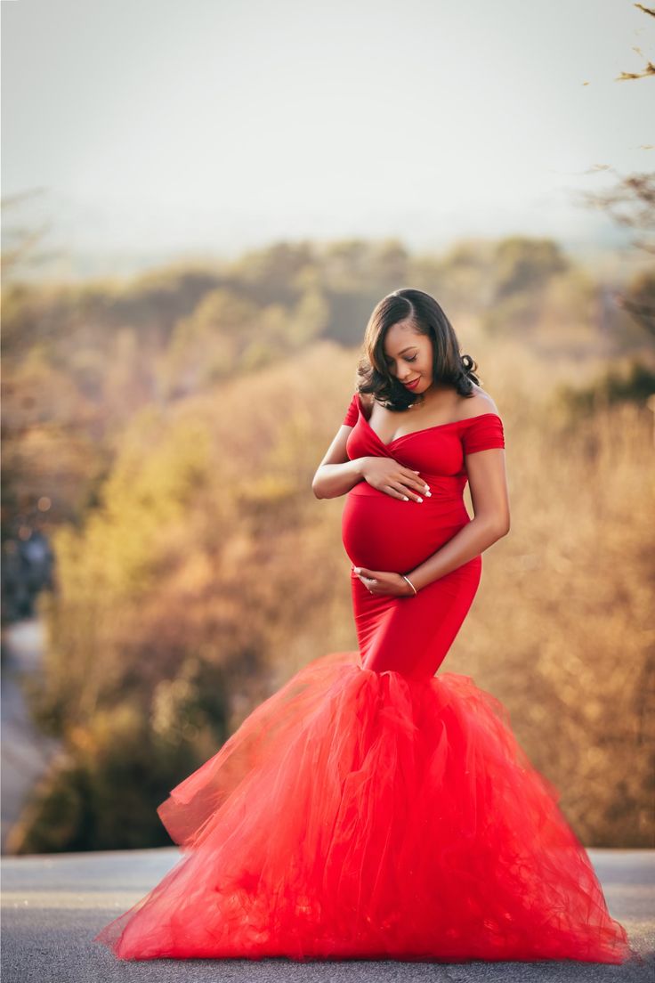 Dreaming of a fairytale-like maternity gown that showcases your baby bump in all its magnificence? Our Off the Shoulder Tulle Maternity Gown with Extended Train is the answer to your prayers! With its stunning design and luxurious tulle fabric, you'll feel like a regal queen as you celebrate your special occasion. Dive into our article to discover more about this enchanting gown and prepare to turn heads at your next event! Maternity Fitted Gown With Sweetheart Neckline, Maternity Floor-length Dresses With Sweep Train, Fitted Floor-length Tulle Maternity Dress, Fitted Off-shoulder Maternity Dress, Blue Floor-length Maternity Gown, Baby Shower Gown, Cool Mom Style, Spring Maternity Outfits, Casual Maternity Outfits