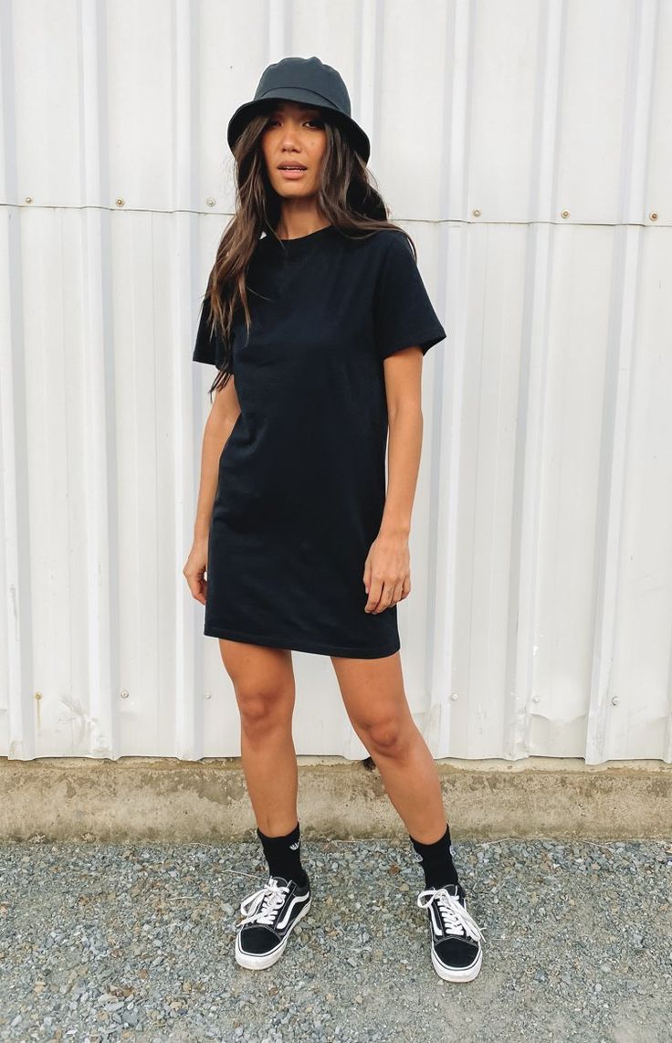 Minimalista Sikk, Black Tshirt Dress, Dress And Sneakers Outfit, Tshirt Dress Outfit, Dresses With Vans, Shirt Dress Outfit, Black Dress Outfits, Tee Shirt Dress, Black Dresses Casual