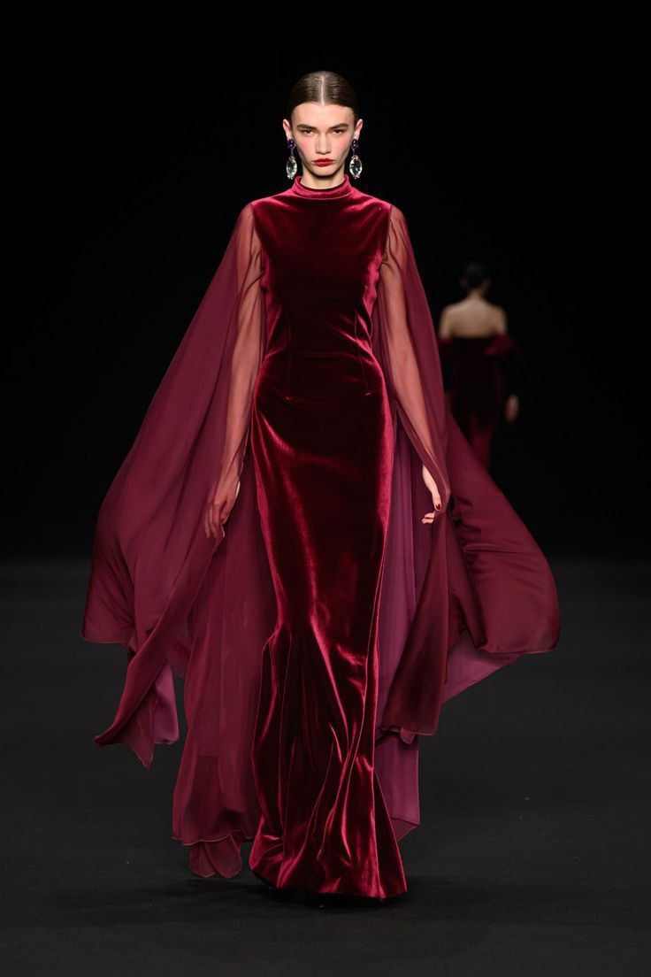 Cape Runway, Look Gatsby, 파티 드레스, Chiara Boni, Runway Dresses, فستان سهرة, Chiffon Gown, Outfit Trends, Glam Dresses