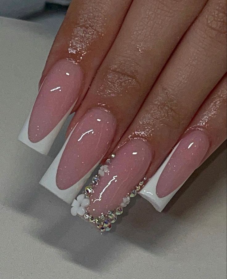 Cute Simple Nails With Gems, Simple Nail Sets Acrylic, Nails Acrylic Frenchies, Plain Birthday Nails, Medium Nail Sets Acrylic, Square Rhinestone Acrylic Nails, Easy Nail Sets, French Tip Nails With Rhinestones Bling, Short Buchi Fresa Nails