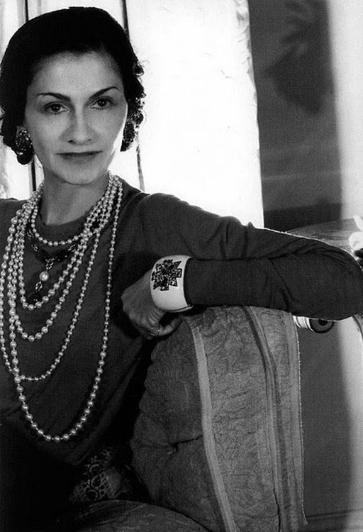 A lovely shot of Coco Chanel with perfectly layered accessories. How To Have Style, Moda Chanel, Mode Chanel, Chanel Jacket, Gabrielle Chanel, Chanel Couture, Chanel Vintage, Chanel Fashion, Classy And Fabulous