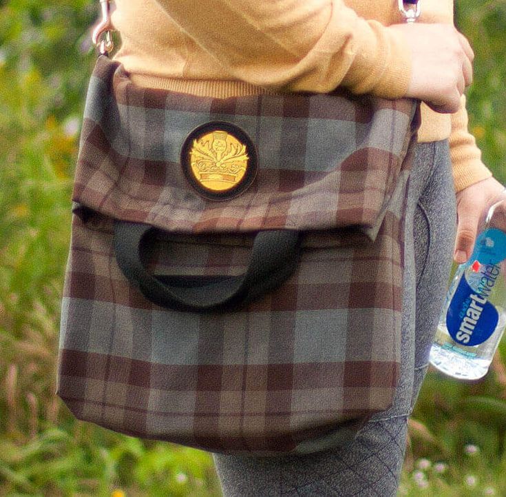 Kilt Fashion: OUTLANDER Messenger-Style Tote Bag Poly-Viscose Tartan. #outlander #outlanderstarz #outlanderseries #outlanderseason4 #celtic Outlander Tartan, Kilt Fashion, Outlander Patterns, Outlander Style, Great Kilt, Campbell Tartan, Thistle Design, Tartan Kilt, Tartan Fabric