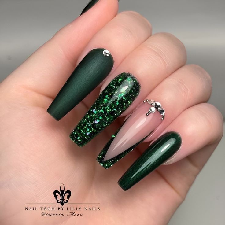 Emerald Green Nails, Emerald Christmas, Quinceanera Nails, Emerald Nails, Nails With Glitter, Green Acrylic Nails, Dark Green Nails, December Nails, Formal Nails