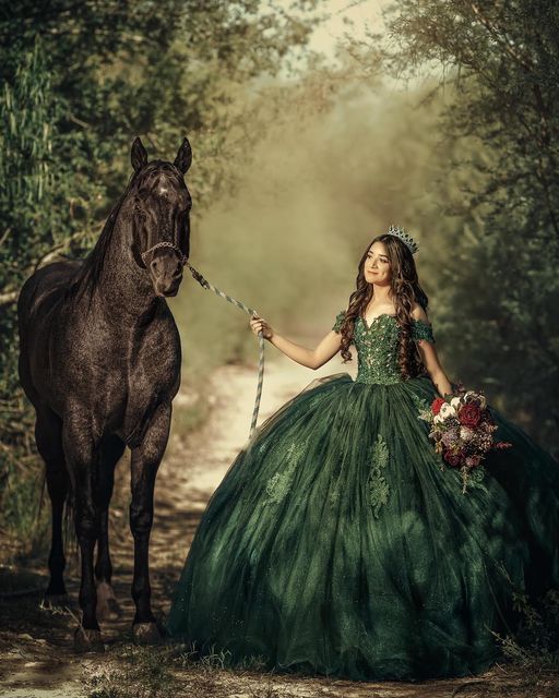 15 Photoshoot Ideas With Horse, Cute Quince Picture Ideas, Xv Pictures With Horse, Quince Horse Pictures, Quinceanera Photoshoot With Horse, Quinceañera Photoshoot Ideas With Horses, Sweet 16 Horse Photoshoot, Enchanted Forest Quinceanera Photoshoot, Enchanted Forest Theme Quinceanera Photoshoot