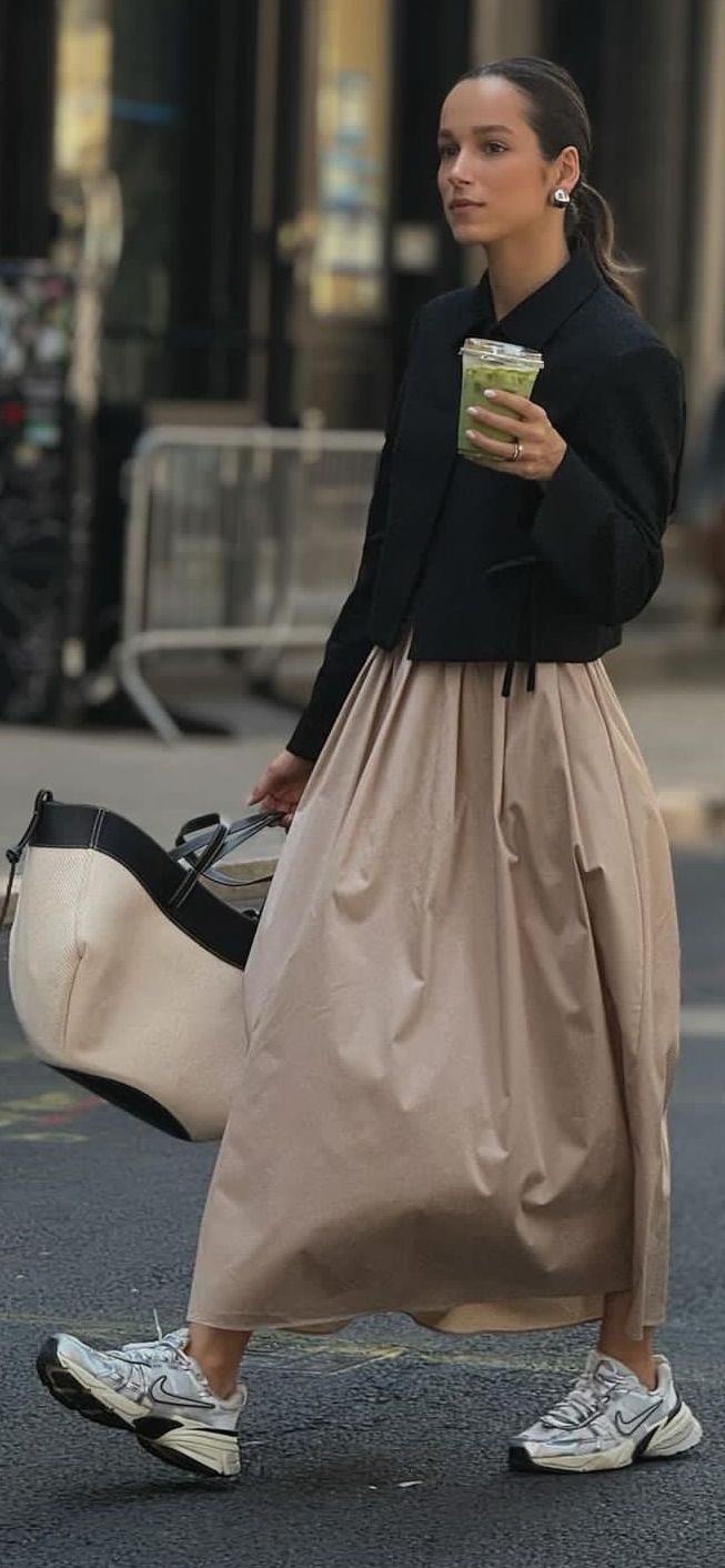 Street Style 2024 Spring Transitional Outfits Summer To Fall Street Style, Skirts Fall Outfits, Work Street Style, Street Style Autumn 2024, Sophisticated Street Style, Long Skirt Street Style, Pleated Midi Skirt Street Style, 2024 Minimalist Fashion, London 2024 Fashion