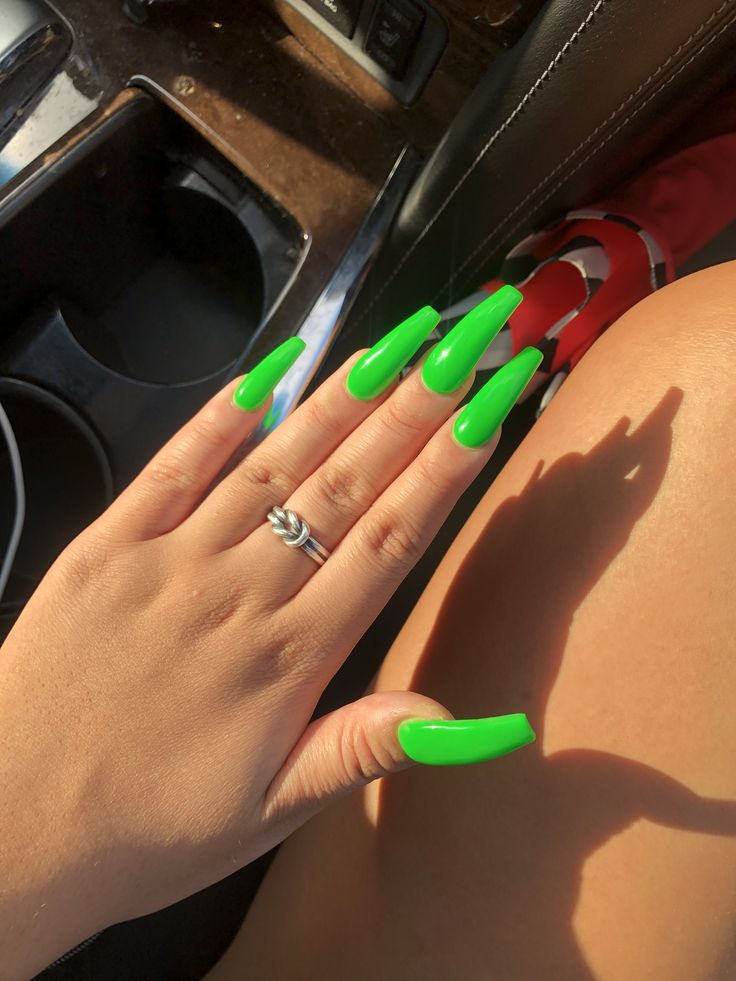 Slime neon green long skinny coffin ballerina powder nails Spring Break Nails Acrylic, Bright Summer Acrylic Nails, Neon Green Nails, Green Acrylic Nails, Green Nail Designs, Broken Nails, Short Coffin Nails, Green Nail, Long Acrylic Nails Coffin