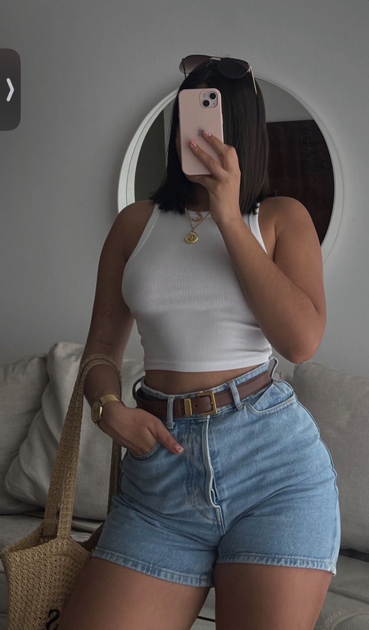 Houseparty Outfits, White Cropped Tank Top, Mode Zara, Hot Short, Effortlessly Chic Outfits, Looks Party, Woven Tote Bag, Classy Casual Outfits, Denim Jean Shorts