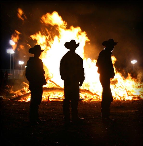 Country Tailgate, Southern Aesthetic, Cowboys And Angels, Innocence Lost, Cowgirl Pictures, Bonfire Party, Country Party, Country Summer, Southern Life