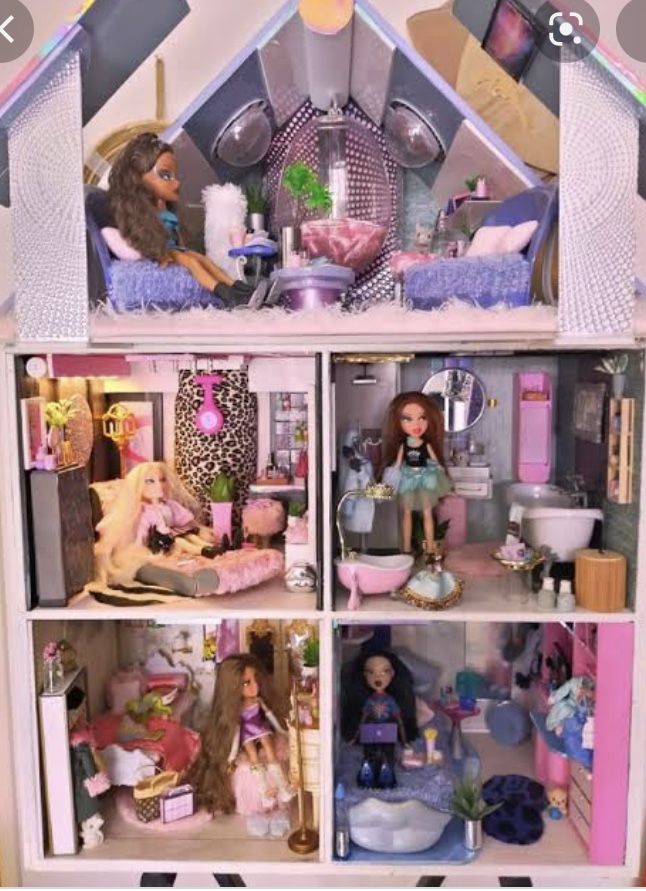 a doll house with lots of dolls in it