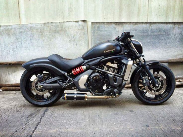 a black motorcycle parked in front of a building