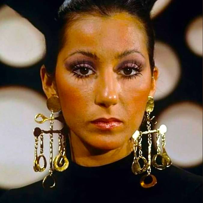 Halloween 2023 Trends, 70s Glam Makeup, Cher Makeup, 70s Cher, Young Cher, Cher 70s, Cher Looks, Look Disco, Cher Outfits