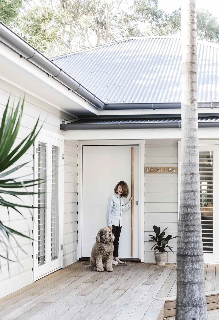 23 Wonderful Weatherboard Houses Australian Beach House, Weatherboard House, Custom Front Doors, Beach House Exterior, Pintura Exterior, Roof Colors, Beach Shack, Beach House Interior, Beach House Design