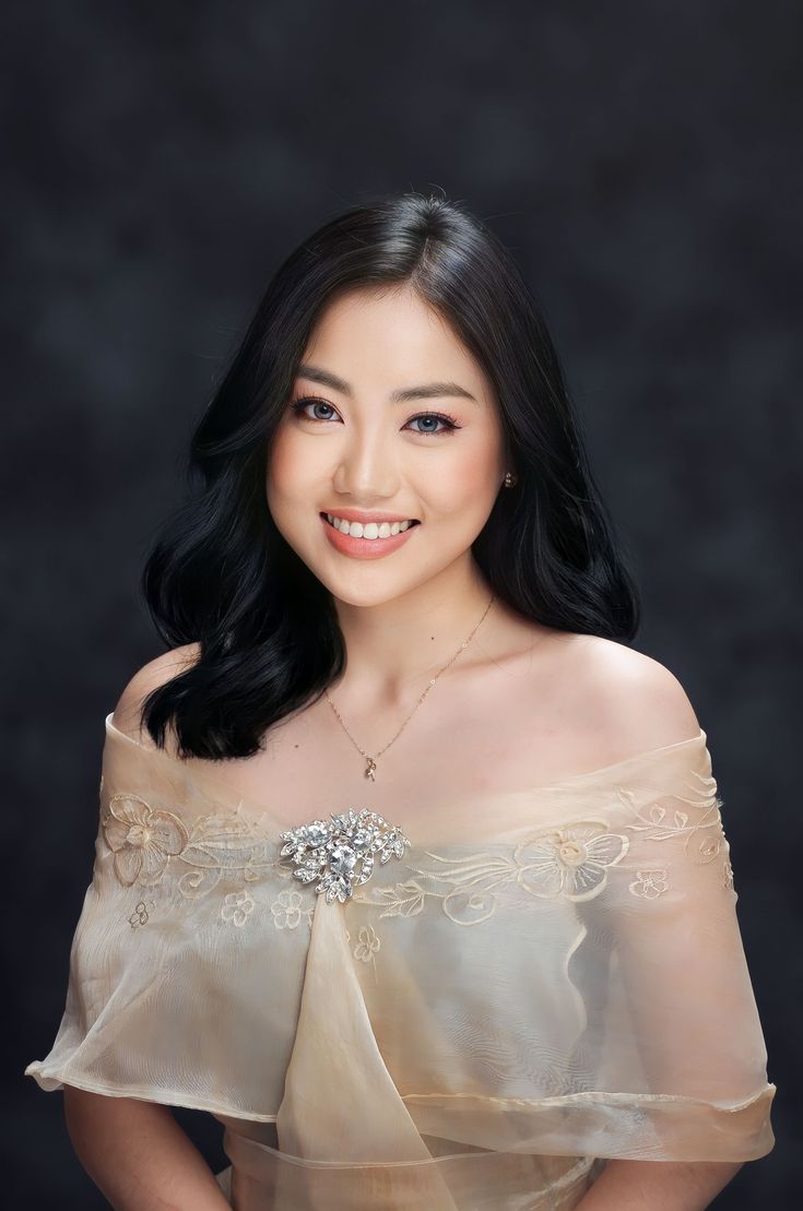 Filipiniana Pose Ideas, Graduation Filipiniana Pictorial, Graduation Toga Pictures, Graduation Pic Hairstyle, Hairstyle For Filipiniana Attire, Filipiniana Hair And Make Up, Hair For Graduation Pictorial, Filipiniana Graduation Picture, Graduation Picture Hairstyles