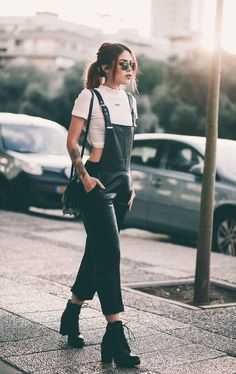 Grunge Up: Grown up grunge, punk, boho - Imgur Overalls Casual, Millennials Fashion, Fashion Week Outfit, Black Overalls, Hipster Outfits, Grunge Look, Hipster Fashion, Black Women Fashion, Fashion Week Street Style