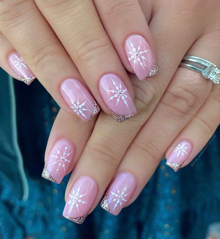 Crismas Nails Art, Crismas Nails, Snowflake Nail Design, Winter Nail Ideas, Pink Snowflake, Christmas Gel, Cute Christmas Nails, Christmas Gel Nails, Snowflake Nails