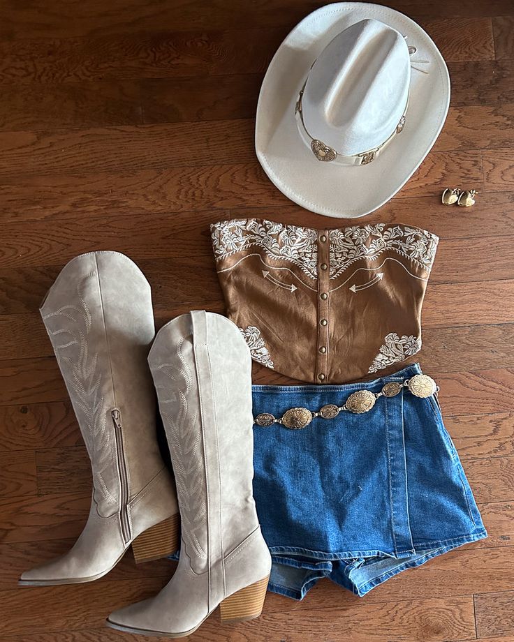 Denim Dress Outfit, Strapless Corset Top, Cowgirl Style Outfits, Looks Country, Suede Top, Estilo Country, Nashville Outfits, Western Style Outfits, Rodeo Outfits