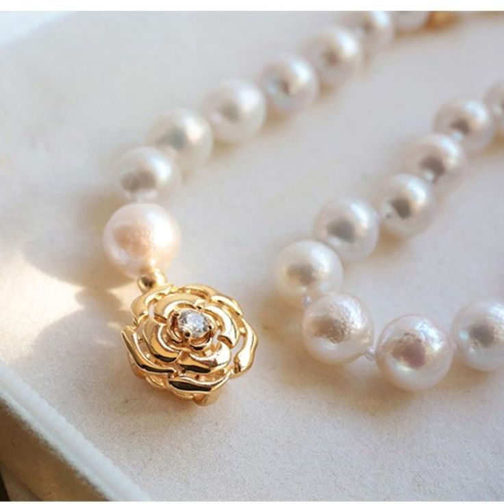 Complete your wedding look or simply make your mom feel special with this elegant freshwater pearl necklace. This freshwater pearl pendant necklace is perfect for a elegant look. It is a classic, must-have style for any occasion and it's perfect for mom on her birthday, Mother's Day, or any day of the year. 👌 M A T E R I A L • 18K gold-plated brass• Natural Freshwater Pearls 8mm in diameter• This product is hypoallergenic (nickel free) and tarnish resistant 📏 S I Z E • Necklace Length: 58cm (2 Elegant Pearl Bracelet With Pearl Pendant, Formal Pearl Necklaces For Mother's Day, Elegant Rose Gold Necklace For Mother Of The Bride, Elegant Pearl Pendant Jewelry For Mother's Day, Elegant Round Pearl Necklace For Mother's Day, Elegant Gold Pearl Necklace For Mother's Day, Elegant Pearl Drop Necklace For Mother's Day, Elegant Baroque Pearl Bracelet With Pearl Charm, Feminine Pearl White Pearl Necklace