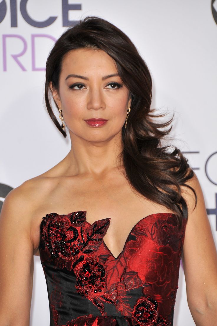 Ming-Na Wen - borderline Dark Winter but Ming-Na is managing it, I think. The warm makeup helps. Warm Makeup, Carnegie Mellon University, Ming Na Wen, Makeup Help, People's Choice Awards, Choice Awards, Macau, Los Angeles California, One Shoulder Blouse