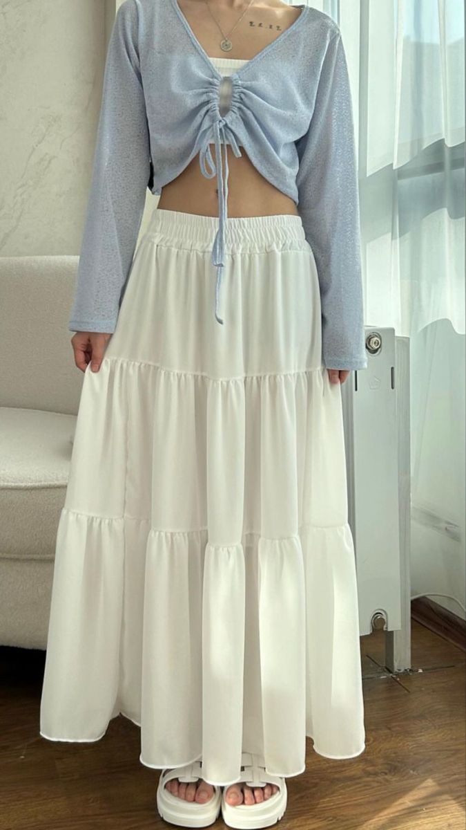 Long White Skirt, White Skirt Outfits, Skirt Styles, White Long Skirt, Mode Hippie, Long Skirt Outfits, Maxi Skirt Outfits, Neue Outfits, Concert Fits