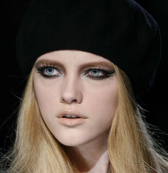 versace f/w 07 Tanya Dziahileva, Vlada Roslyakova, Natalia Romanova, Runway Makeup, Doll Makeup, Kiss Makeup, Girls Makeup, Messy Hairstyles, Makeup Inspo