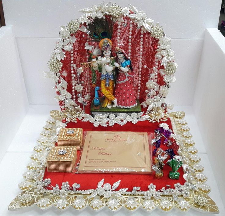 Wedding card Wedding Card Platter Indian, Invitation Card Packing Ideas, Wedding Invitation Decoration Tray, Invitation Tray Decoration, Marriage Card Decoration Ideas, Wedding Card Decorations Tray, Kankotri Decoration Ideas Gujrati, Wedding Invitation Card Decoration Tray, Wedding Card Packing Ideas