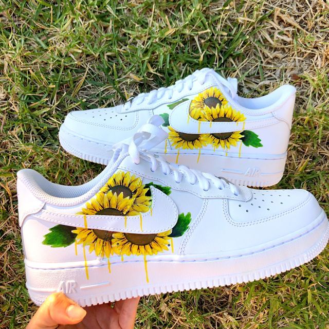 Nike Shox Shoes, Nike Shoes Women Fashion, Painted Nikes, Custom Shoes Diy, Nike Shoes Air Force, White Nike Shoes, Nike Air Shoes, Cute Nike Shoes, Hype Shoes