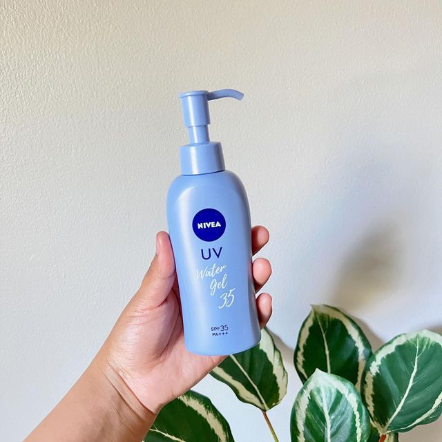 ✿ Johanna ✿ | Beauty & Lifestyle on Instagram: "The @nivea Water Gel sunscreen is one of the most lightweight sunscreens I’ve ever tried. It has no whitecast & seamlessly blends into your skin. The finish is beautiful & glowy that it feels like almost nothing on your skin. I’ve read that this works best for ppl with oily skin, but as someone with dry skin I find it hydrating. I would even skip my moisturizer & go straight into this every morning. This was my go to a lot during the summer. It fe Nivea Uv Super Water Gel, Nivea Water Gel Sunscreen, Glowup Checklist, Nivea Sunscreen, Sunscreen For Dry Skin, Natural Nails Manicure, Best Sunscreen, Gel Sunscreen, Skincare For Oily Skin