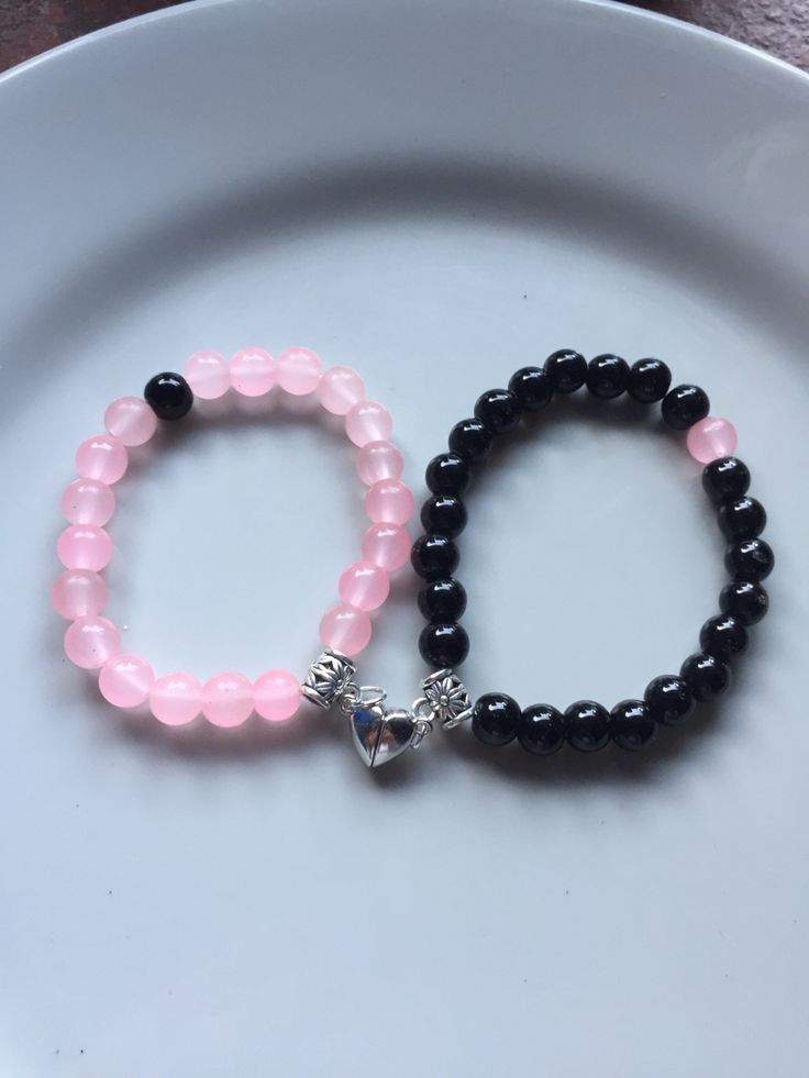 Aesthetic Bff Bracelets, Cute Bf And Gf Bracelets, Cute Matching Bead Bracelets, Couple Bracelet Ideas Beads, Bracelet For Besties, Matching Bracelets For Couples Aesthetic, Braslets Beads Aesthetic, Couple Beads Bracelets, Matching Stuff For Couples