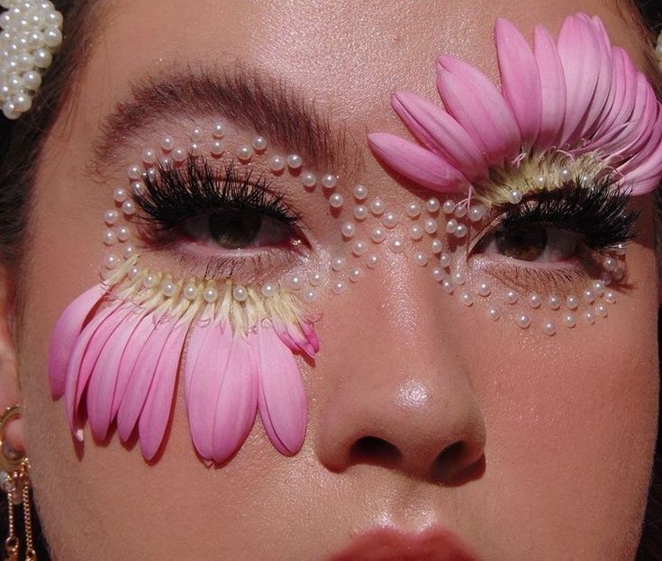 Mascara Tricks, Eyes Look Bigger, Flower Makeup, Mode Tips, Avant Garde Makeup, Creative Eye Makeup, Horror Movie Characters, Creative Makeup Looks, Creative Eye