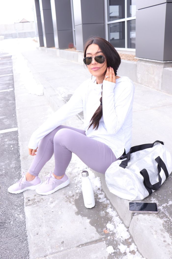 Utah based style and fashion blogger Brittany Maddux's tips for staying motivated to workout. cute athleisure gym ootd what to wear activewear inspo purple leggings lavender tennis shoes comfortable errand outfit Purple Leggings Outfit, Errand Outfit, Outfits Leggins, Gym Ootd, Errands Outfit, Staying Motivated, Tennis Shoes Outfit, Top Fashion Bloggers, Purple Leggings