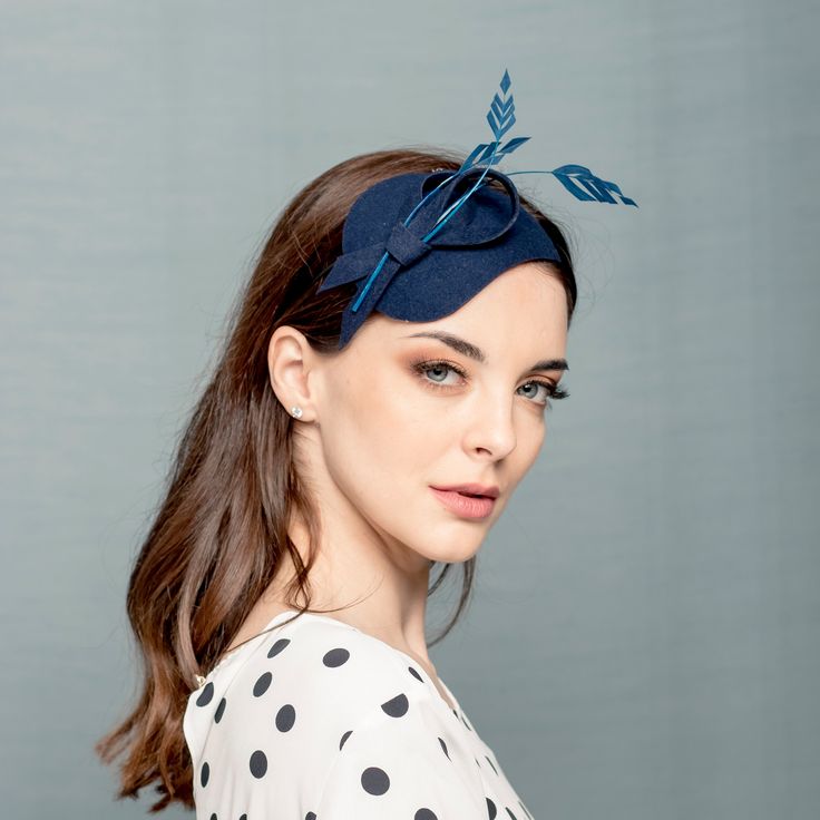 This cocktail small cocktail hat is accented with modern bow and hand cut feathers. It has teadrop shape. All made of stiffened wool felt in navy blue color. It's ll handmade with the highest precision. Perfect for the elegant, extravagant and modern looking. THE COLOUR CAN BE A LITTLE BIT DIFFERENT. Iis attached to black metal headband. You can write to me for more informations. Ready to shipped in 3-5 working days. If You want to change something please write to me. I can personalized Your ord Fascinator Hats Outfit, Felt Fascinator, Short Veils Bridal, Bride Fascinator, Blue Headpiece, Wedding Guest Hair, Fascinator Hats Wedding, Wedding Veils Short, Kentucky Derby Fascinator