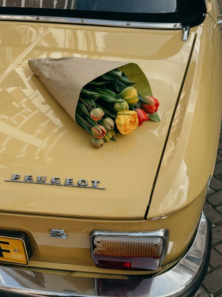 Flowers on car Summer 2024 Instagram, Yellow Things Aesthetic, Vintage Car With Flowers, Old Summer Aesthetic, Old Cars Aesthetic, Aesthetic Lifestyle Pictures, Cars And Flowers, Vintage Car Photography, Cars Flowers