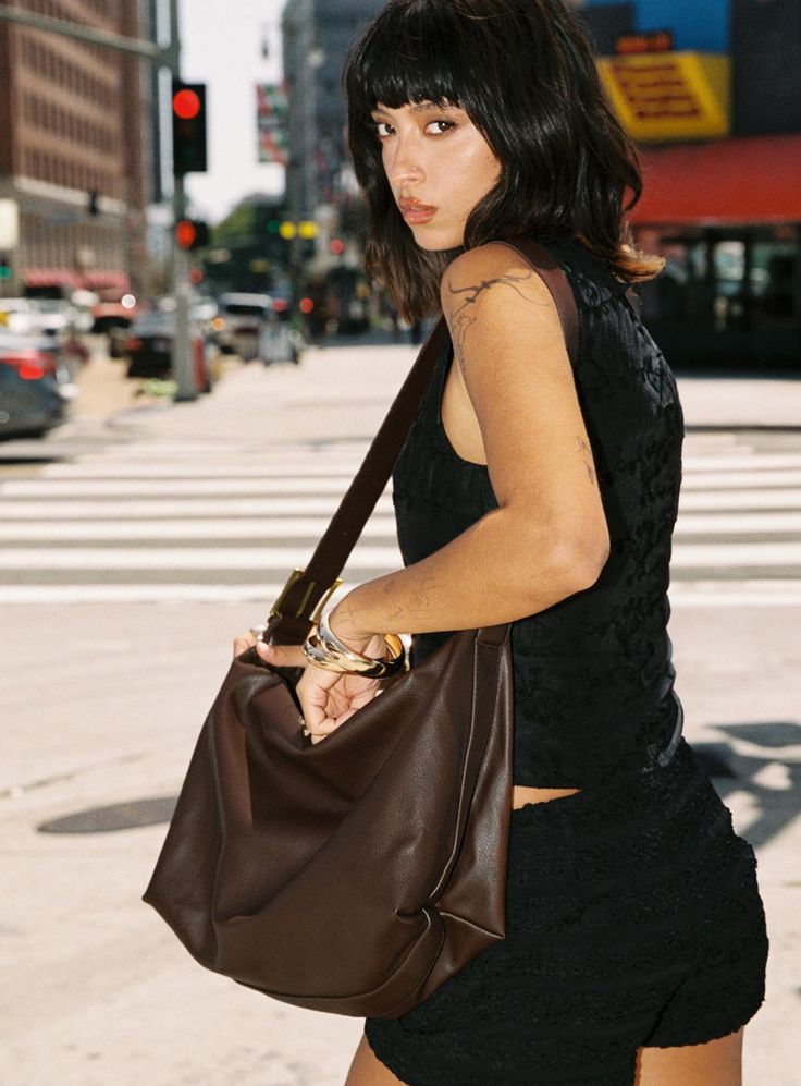 Faux leather shoulder bag Adjustable shoulder strap, gold-toned hardware, zip fastening 80% PU 20% polyester Black Leather Purse Outfit, Slouchy Brown Leather Bag, Outfits With Crossbody Bags, Vintage Purse Aesthetic, Purse Editorial, Baggy Purse, Prada Shoulder Bag Outfit, Brown Shoulder Bag Outfit, Brown Bag Aesthetic