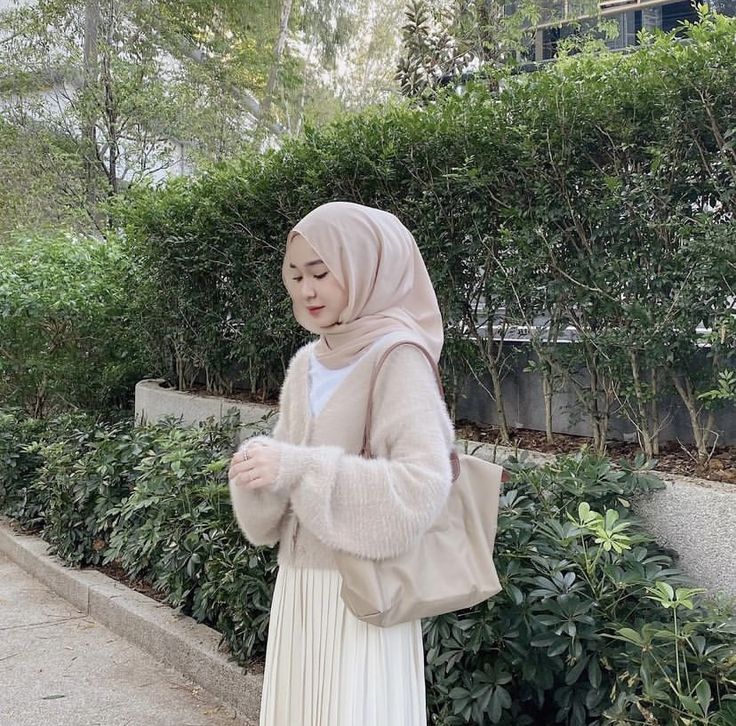 Muslim Outfit Ideas, Soft Girl Aesthetic Outfit, Soft Feminine Outfits, Tutorial Hijab Pashmina, Rok Outfit, Muslimah Style, Soft Girl Outfits, Pashmina Hijab Tutorial, Tutorial Hijab