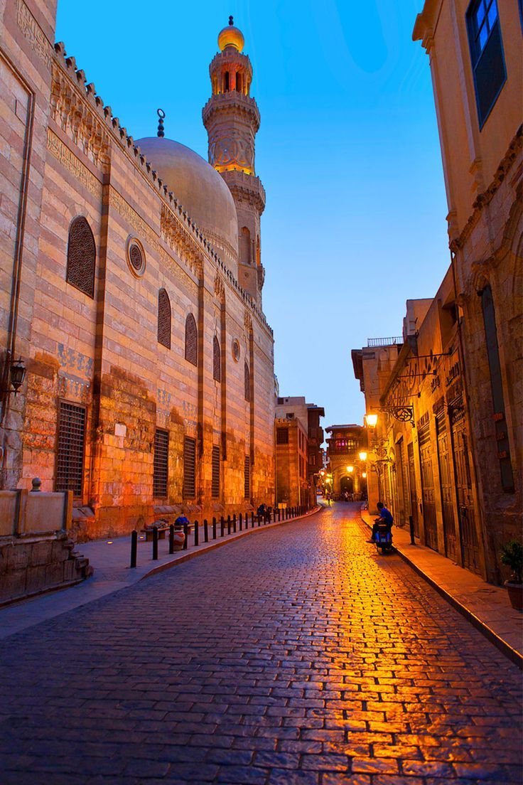 Al Muizz Street - Trips in Egypt Egyptian Aesthetic, Cairo City, Ancient Egyptian Architecture, Places In Egypt, Beautiful Mosques, Egyptian History, Egypt Travel, Cairo Egypt, Tourist Places