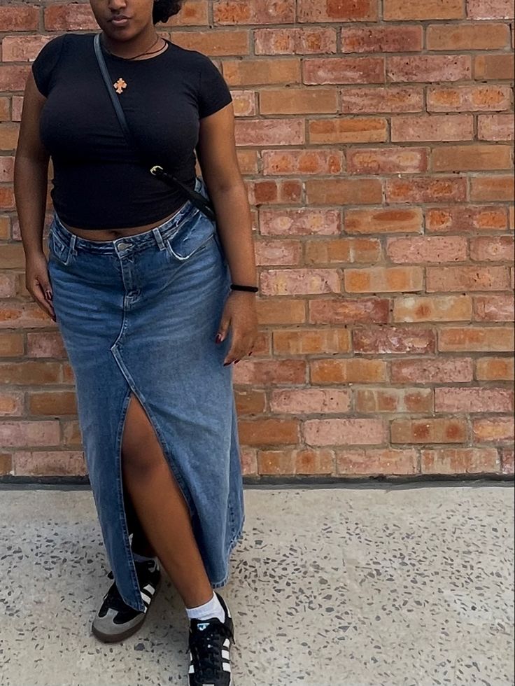 Denim Skirt Adidas Samba, Long Denim Skirt Outfit Casual, Curvy Denim Skirt Outfit, Adidas Samba Outfit Dress, Denim Maxi Skirt Outfit Black Women, Maxi Denim Skirt Outfit Aesthetic, Adidas Samba Outfit Skirt, Samba Summer Outfits Women, Adidas Samba Outfit Plus Size