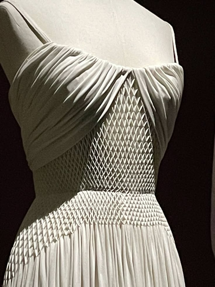 Smocking Patterns, Photography Exhibition, Azzedine Alaia, Clothing Details, Diy Blouse, Blouse Diy, Fashion Blouse Design, Fashion Blouse, Wedding Dress Inspiration