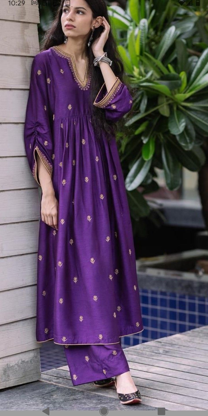 Purple Dress Outfit Party Indian, Purple Outfits Indian, Purple Gold Outfit, Purple Pakistani Suit, Purple Kurti Designs, Purple Dress Indian, Casual Office Outfits Women Indian, Purple Suit Women Indian, Purple Ethnic Wear