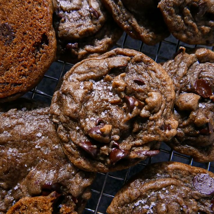 Chocolate chip espresso cookies are fudgy, chewy, and gooey with crisp edges. We use instant espresso powder to give them a delicious mocha flavor, and because no dough-chilling is required, they are ready in just 20 minutes! You can even use decaf espresso/coffee for caffeine-free cookies. Espresso Cookies Recipe, Coffee Cookies Recipe, Espresso Cookies, Instant Espresso, Espresso Cookie, Coffee Cookies, Espresso Beans, Cookie Dough Balls, Cookies And Candy