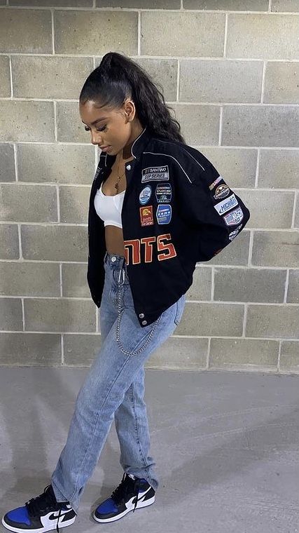 90s Fashion Varsity Jacket, Letter Man Jacket Outfits Black Women, Outfits With Letterman Jackets, Jersey Jacket Outfit, Varsity Jacket Outfit Women, Jersey Dress Outfit, Letterman Jacket Outfit, Varsity Jacket Outfit, Nascar Jacket