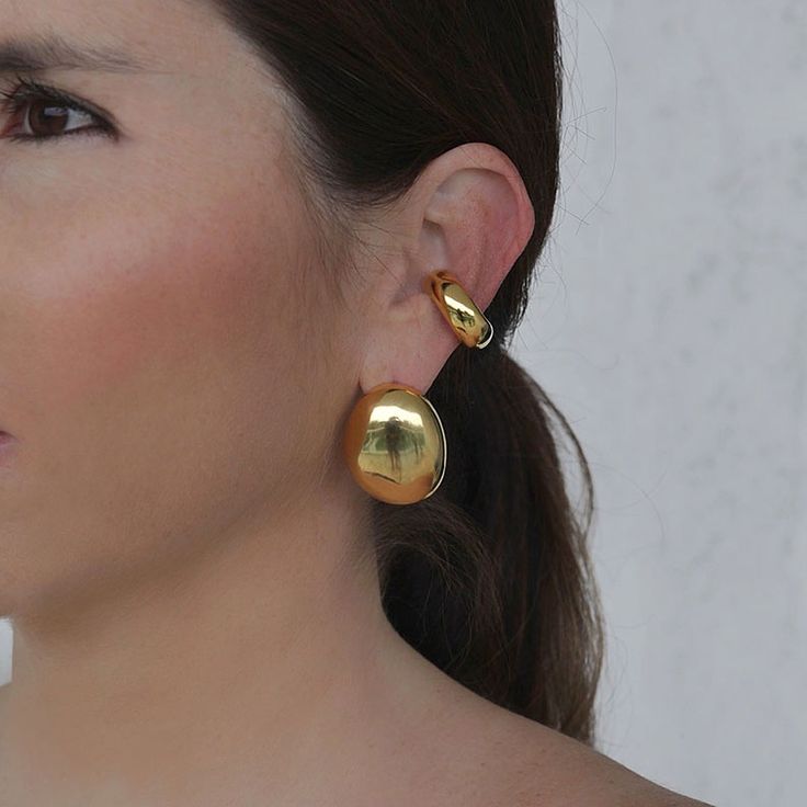 Materials: 18k gold-plated Brass. Size: 3cm x 2.2cm Every piece is handmade with love by Colombian artisans.Designed in New York, Handmade in Colombia.Lina Hernandez Jewelry Gold Plated Ear Cuff For Formal Occasions, Gold 14k Ear Cuff With Matching Earrings, Formal Gold-plated Ear Cuff, Formal Gold Plated Ear Cuff, Gold-plated Ear Cuff With Matching Earrings, Modern Gold-tone Clip-on Earrings As Gift, Gift Gold Plated Tarnish Resistant Ear Cuff, Elegant Pierced Brass Ear Cuff, Elegant Gold Plated Ear Cuff Gift