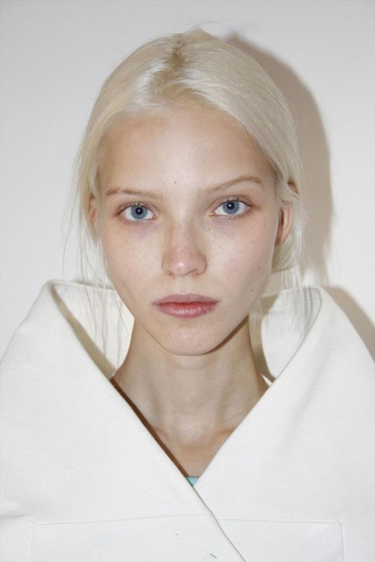 Sasha Luss, Mystic Girls, Pale Makeup, Mode Ulzzang, Artist Makeup, Siluete Umane, Gareth Pugh, Bleach Blonde, Baddie Hairstyles