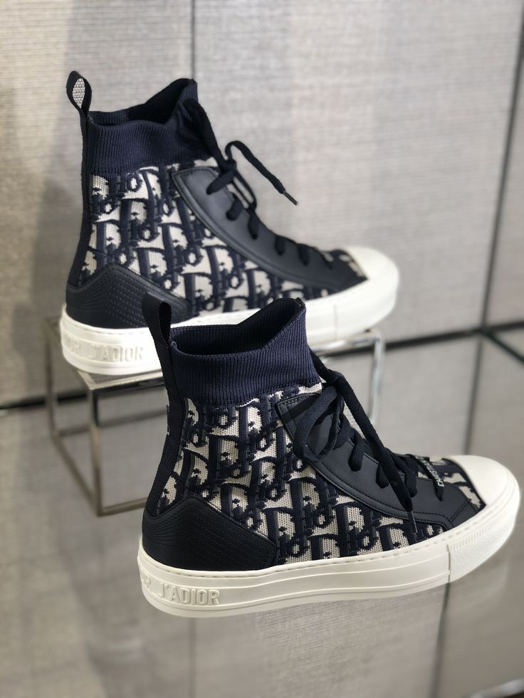 Dior Walk'n'Dior high-top sneaker in Oblique autumn 2019 Boty Converse, Mode Converse, Botas Western, Skor Sneakers, Dior Sneakers, Dr Shoes, Pakaian Feminin, Fresh Shoes, Fancy Shoes