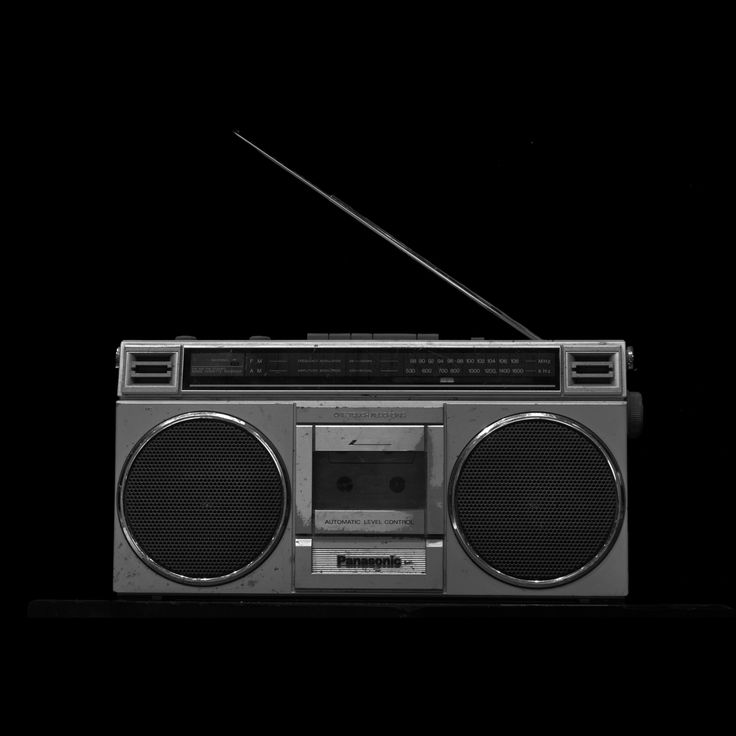 an old fashioned radio sitting on top of a table