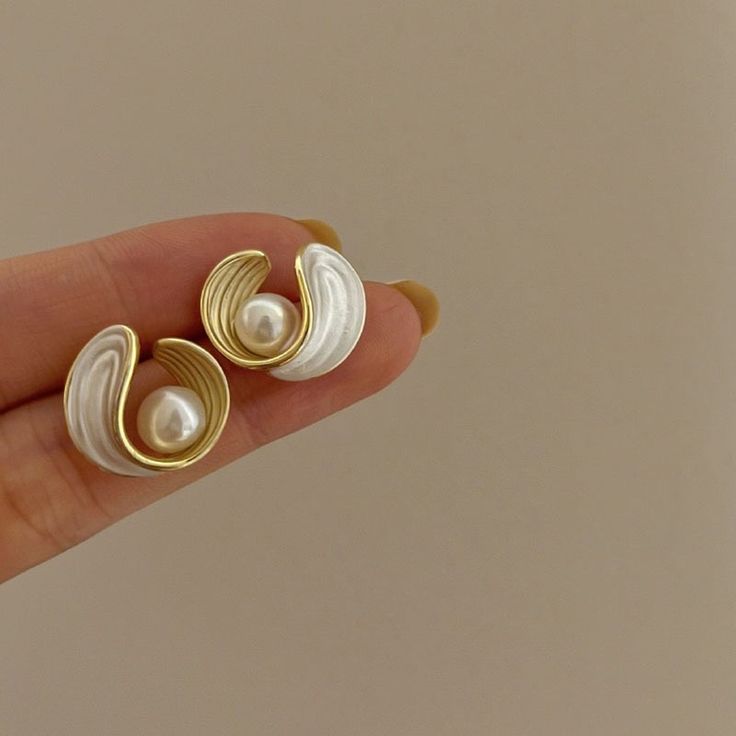 Simple Elegant Jewelry, Korean Earrings, Mother Of Pearl Earrings, Retro Earring, Loop Earrings, Gold Pearl Earrings, Jewelry Lookbook, Stud Earrings For Women, Birthday Jewelry Gift